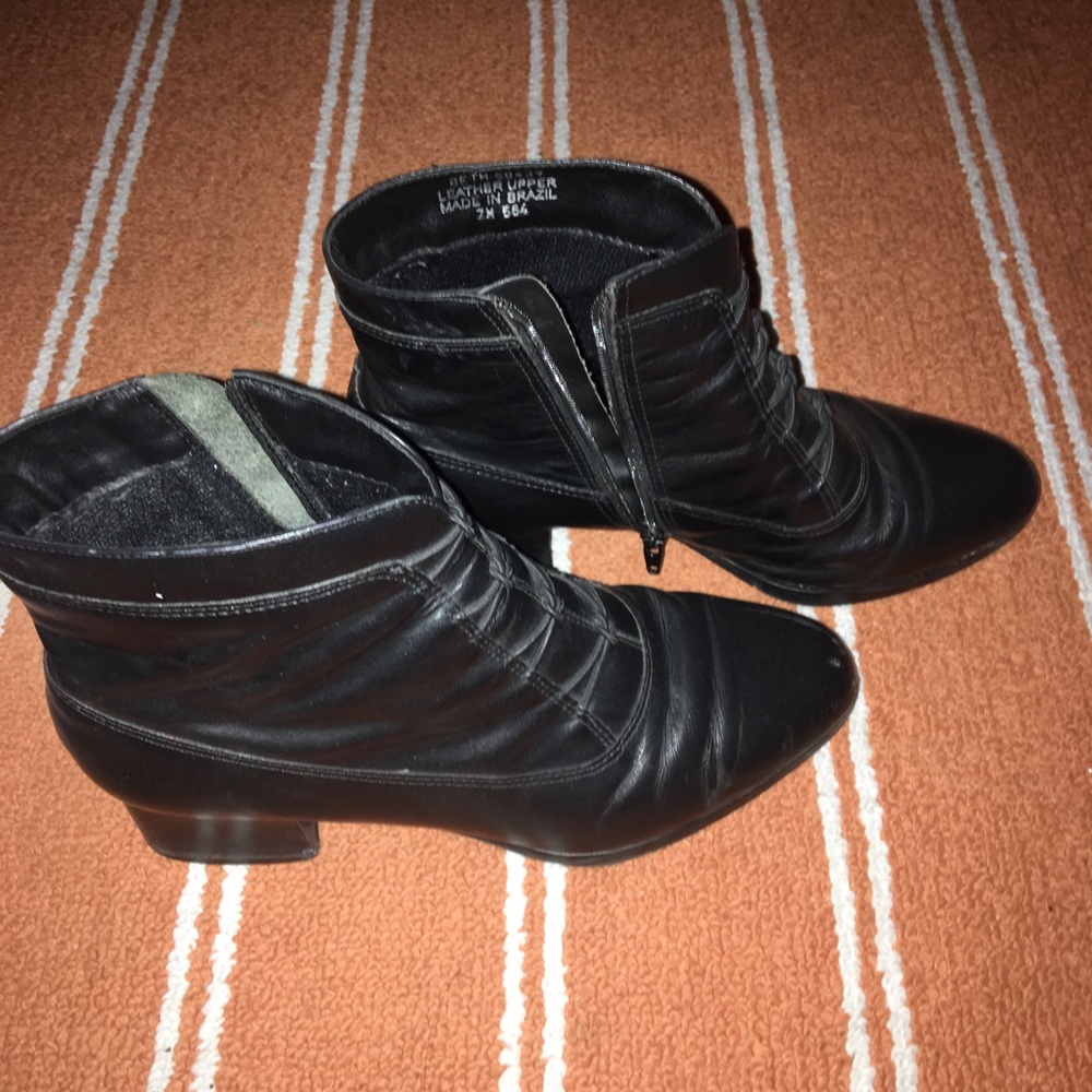 Black boots - Picture 2 of 5